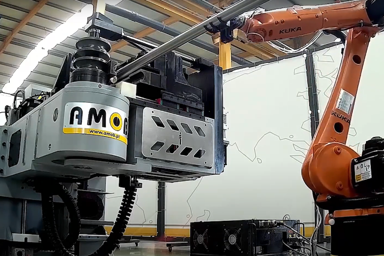 Célula robotizada CNC de curvado de tubos