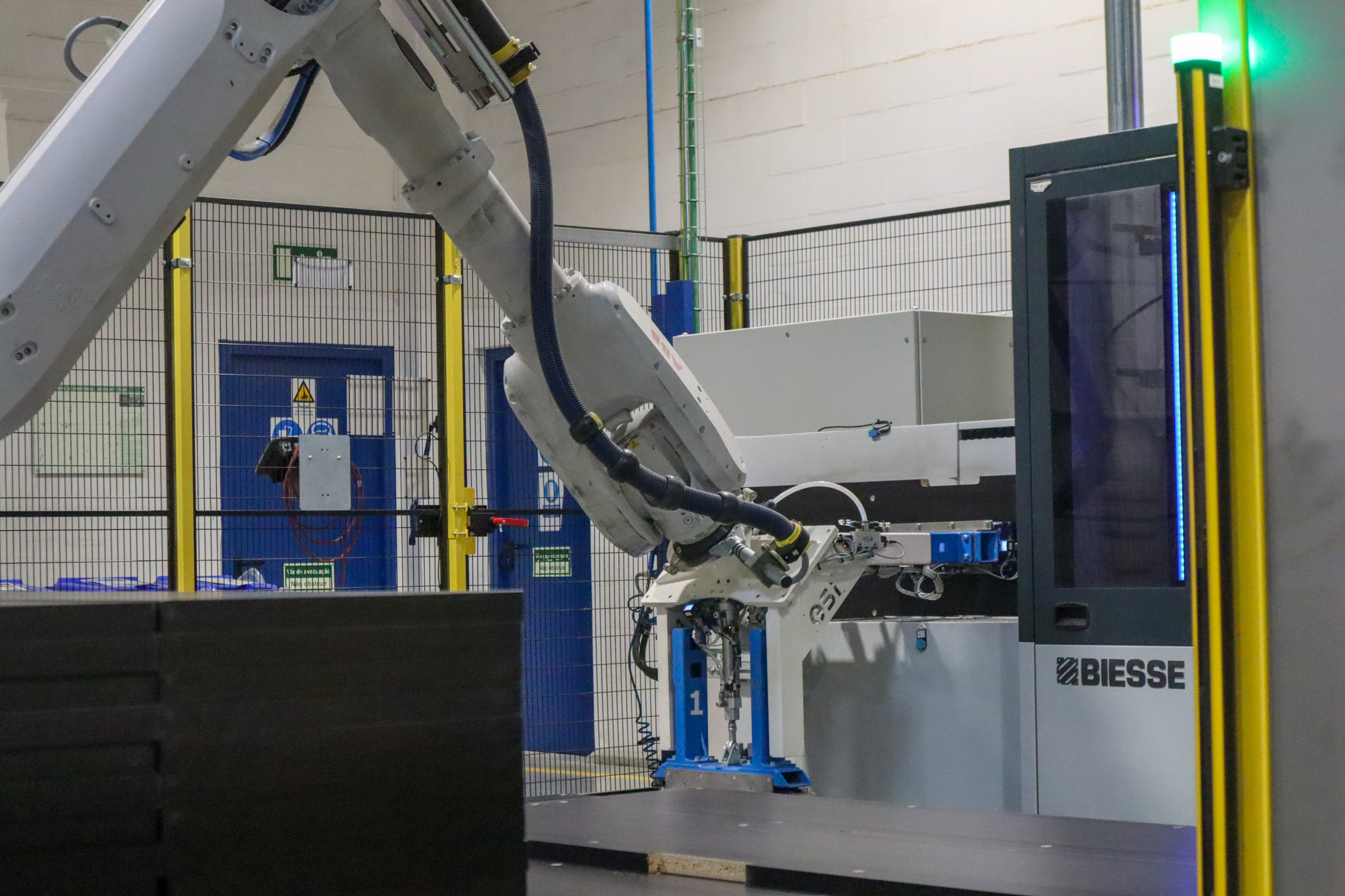 Robótica Industrial para Operações CNC na Indústria da Madeira | Case Study 4