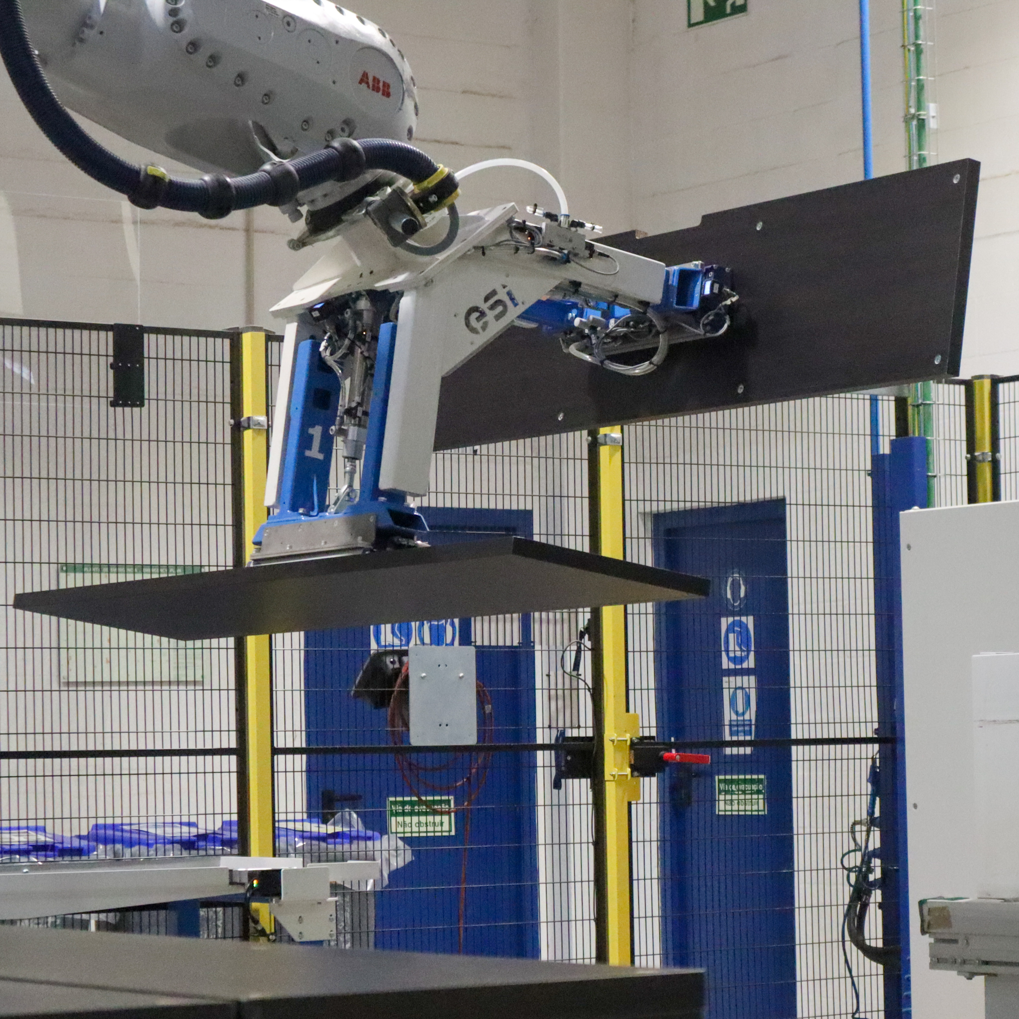 Robótica Industrial para Operações CNC na Indústria da Madeira | Case Study 6